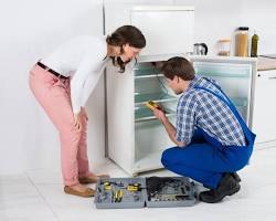 Hình ảnh về Thợ sửa tủ mát Sanaky chuyên nghiệp, hình ảnh kỹ thuật viên mặc đồng phục, đeo bảng tên