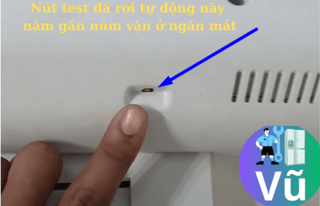 nút test đá rơi tự động này nằm gần núm vặn ngăn mát