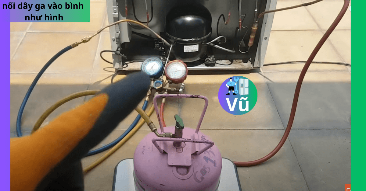 nối dây ở đồng hồ ga vào bình ga như hình để tiến hành nạp ga
