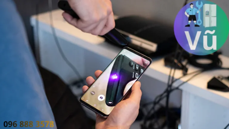 Mẹo dùng camera điện thoại thông minh soi vào mắt phát hồng ngoại để kiểm tra điều khiển điều hòa Mitsubishi còn hoạt động hay đã hỏng