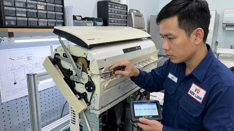 Kỹ thuật viên Vũ Điện Lạnh đang xử lý lỗi kẹt cơ nâng hạ mặt nạ và kiểm tra mã lỗi H11 trên dòng điều hòa Panasonic Viền Đen nội địa Nhật