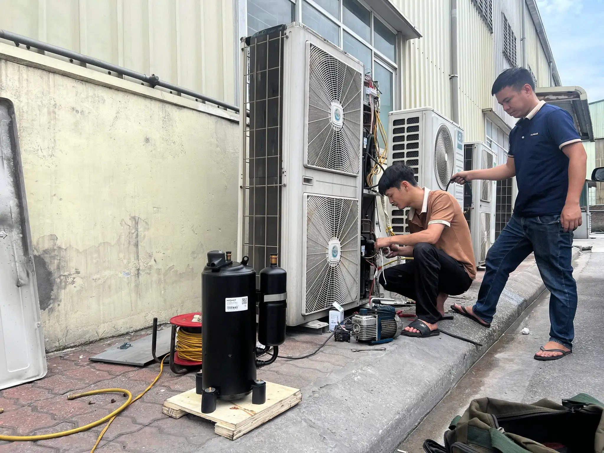thợ của Vũ Điện Lạnh đang thay lốc điều hòa tại nhà khách hàng