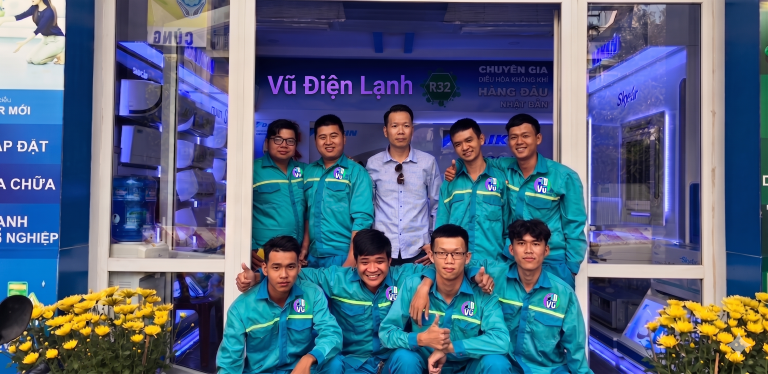 Đội ngũ thợ kỹ thuật viên của Vũ Điện Lạnh tại cửa hàng sửa chữa