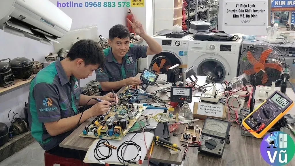 Kỹ thuật viên Vũ Điện Lạnh đang dùng đồng hồ vạn năng đo kiểm trị số cảm biến và khắc phục lỗi bo mạch điều hòa Panasonic Inverter báo lỗi tại khu vực Kim Mã quận Ba Đình