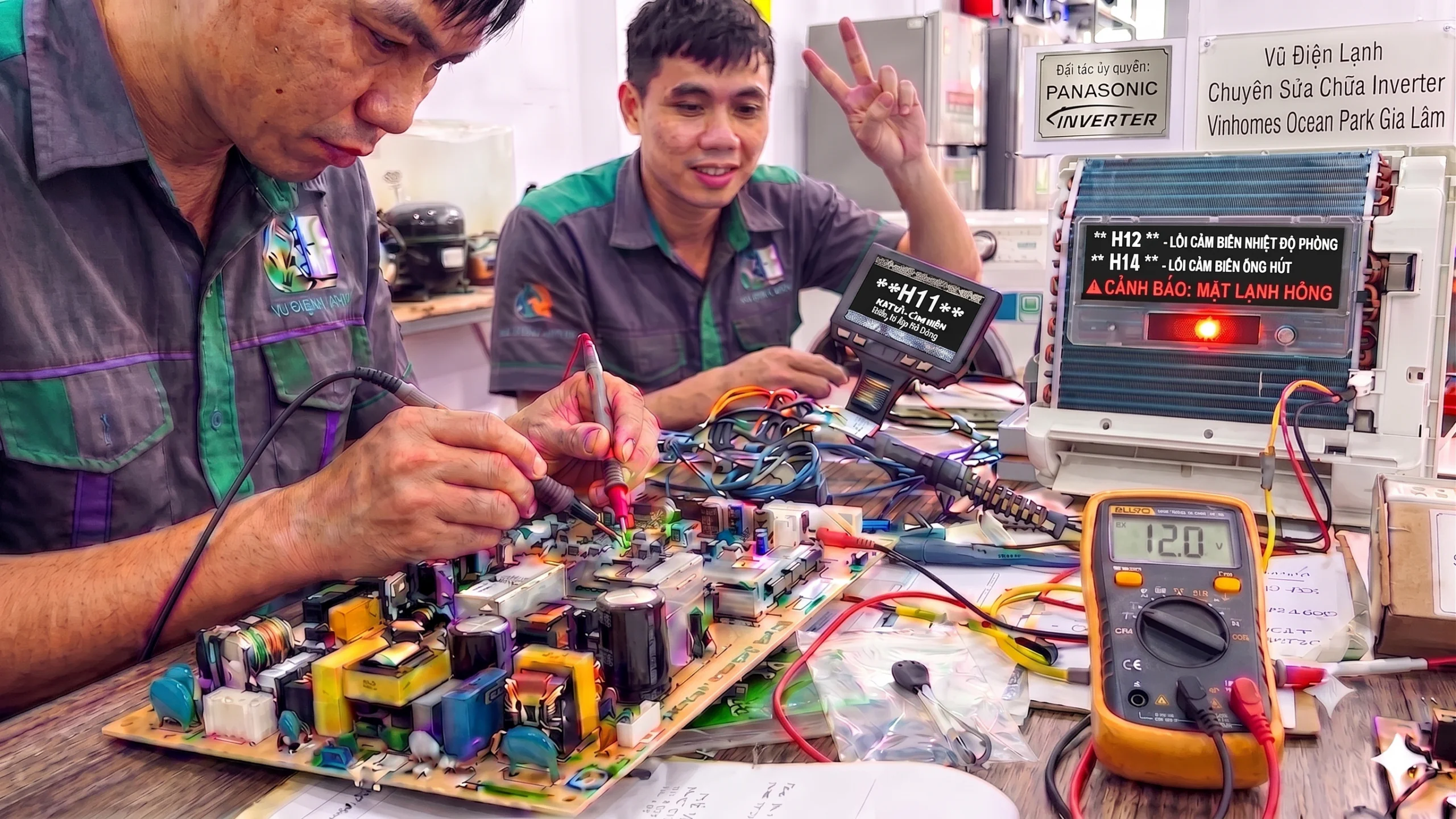 Kỹ thuật viên Vũ Điện Lạnh đang dùng đồng hồ vạn năng đo kiểm trị số cảm biến và khắc phục lỗi bo mạch điều hòa Panasonic Inverter báo lỗi nháy đèn tại căn hộ ở khu đô thị Vinhomes Ocean Park huyện Gia Lâm