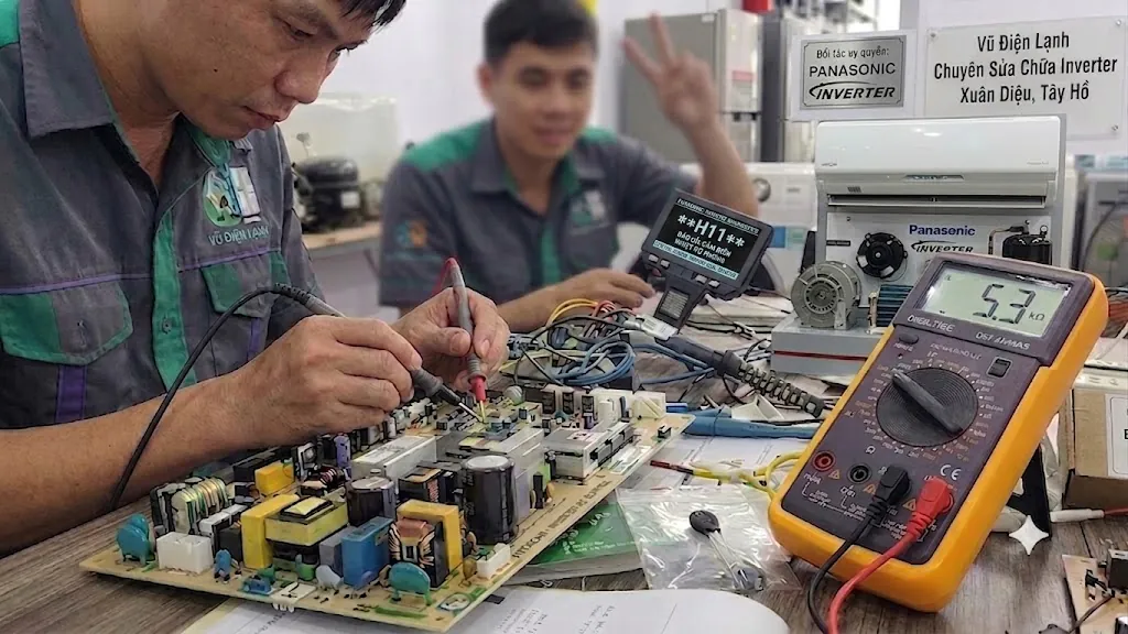Kỹ thuật viên Vũ Điện Lạnh đang dùng đồng hồ vạn năng đo kiểm trị số cảm biến và khắc phục lỗi bo mạch điều hòa Panasonic Inverter báo lỗi tại khu vực đường Xuân Diệu quận Tây Hồ