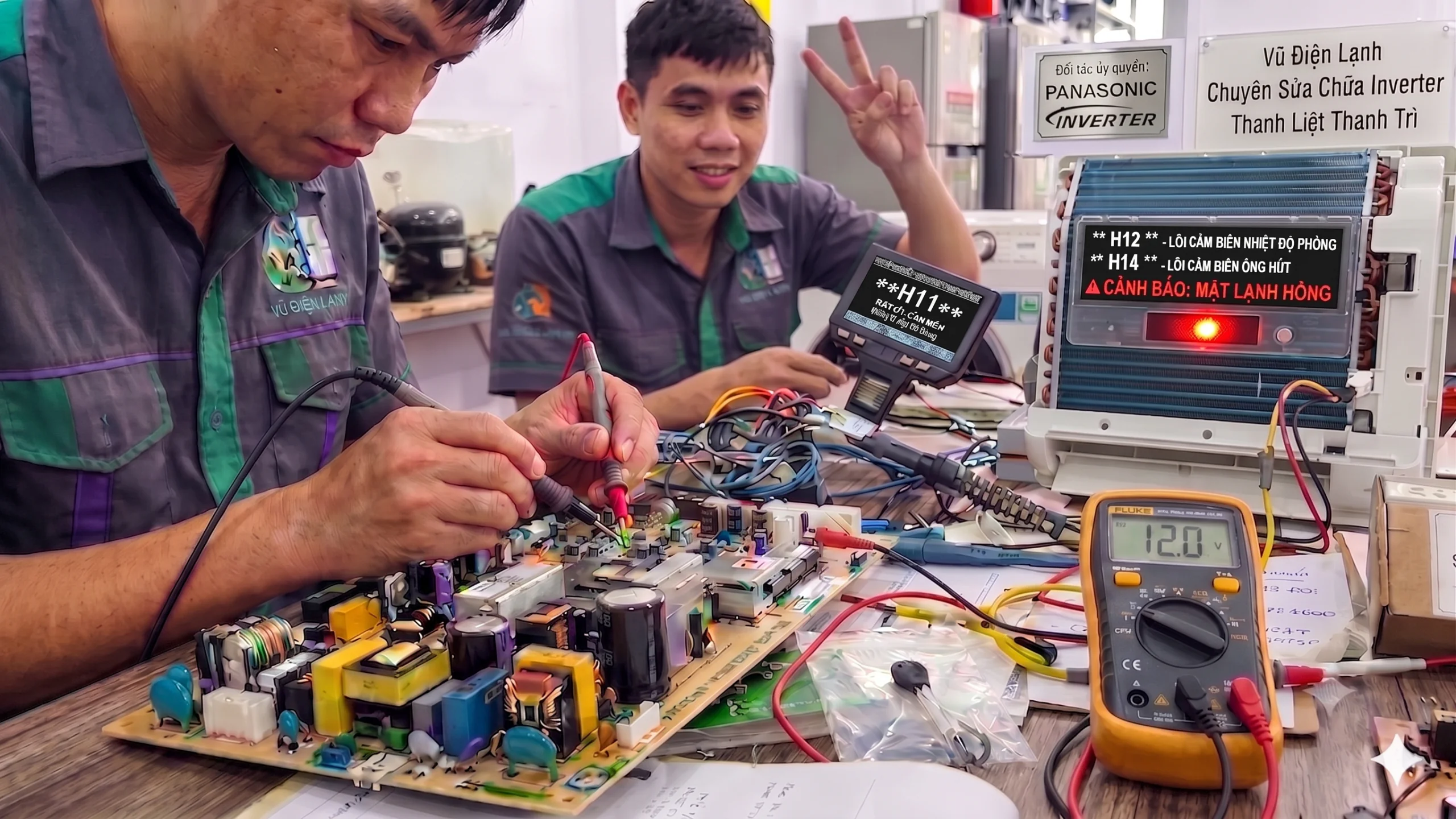 Kỹ thuật viên Vũ Điện Lạnh đang dùng đồng hồ vạn năng đo kiểm trị số cảm biến và khắc phục lỗi điều hòa không mát tại nhà khách hàng ở khu vực xã Thanh Liệt huyện Thanh Trì