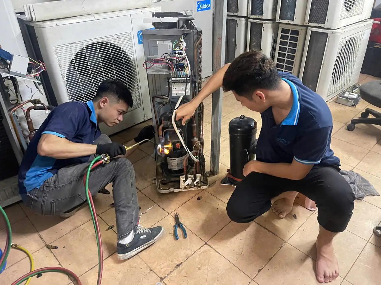 thợ của Vũ Điện Lạnh đang hàn ống đồng thay lốc cho điều hòa panasonic inverter 9000 BTU