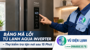 Kỹ thuật viên Vũ Điện Lạnh kiểm tra và giải thích mã lỗi hiển thị trên màn hình tủ lạnh Aqua Inverter cho khách hàng.
