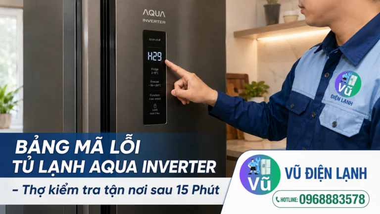 Kỹ thuật viên Vũ Điện Lạnh kiểm tra và giải thích mã lỗi hiển thị trên màn hình tủ lạnh Aqua Inverter cho khách hàng.