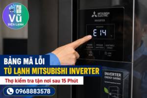 Kỹ thuật viên Vũ Điện Lạnh kiểm tra và giải thích mã lỗi E14 hiển thị trên màn hình tủ lạnh Mitsubishi Inverter cho khách hàng tại nhà.
