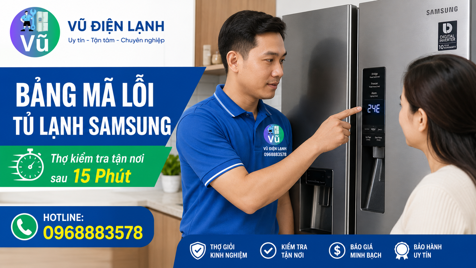 Kỹ thuật viên Vũ Điện Lạnh kiểm tra và giải thích mã lỗi hiển thị trên màn hình tủ lạnh Samsung Inverter cho khách hàng tại nhà.