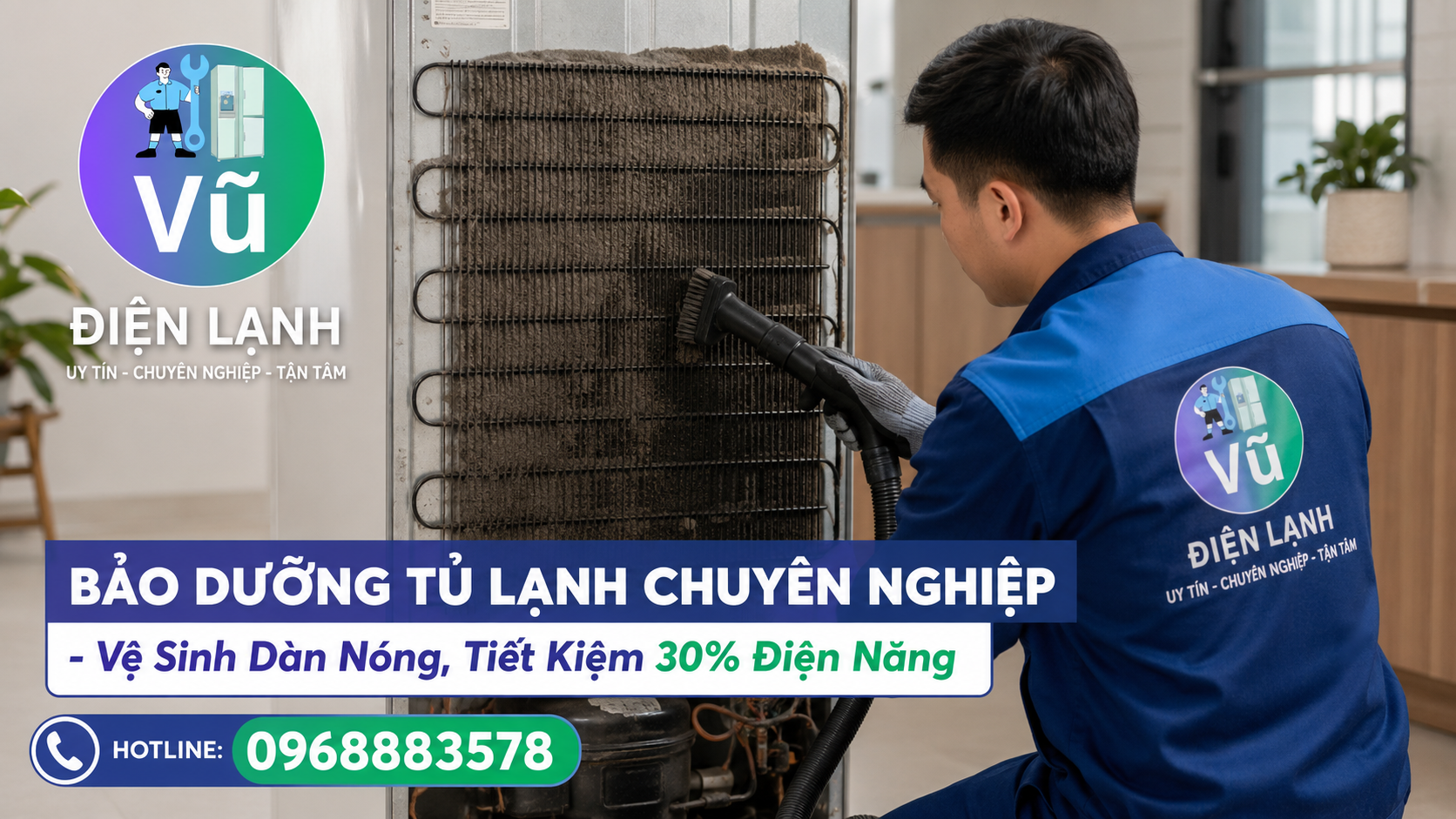 Kỹ thuật viên Vũ Điện Lạnh đang hút bụi và vệ sinh bảo dưỡng dàn nóng tủ lạnh giúp máy tản nhiệt tốt, tiết kiệm điện.