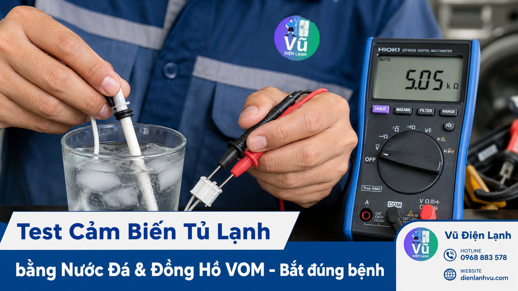 Kỹ thuật viên sử dụng đồng hồ VOM đo điện trở cảm biến nhiệt tủ lạnh trong môi trường nước đá để xác định chính xác tình trạng sống/chết của linh kiện.