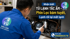 Kỹ thuật viên Vũ Điện Lạnh kiểm tra phin lọc gas bị đọng sương và đóng tuyết, dấu hiệu đặc trưng của lỗi tủ lạnh tắc ẩm.