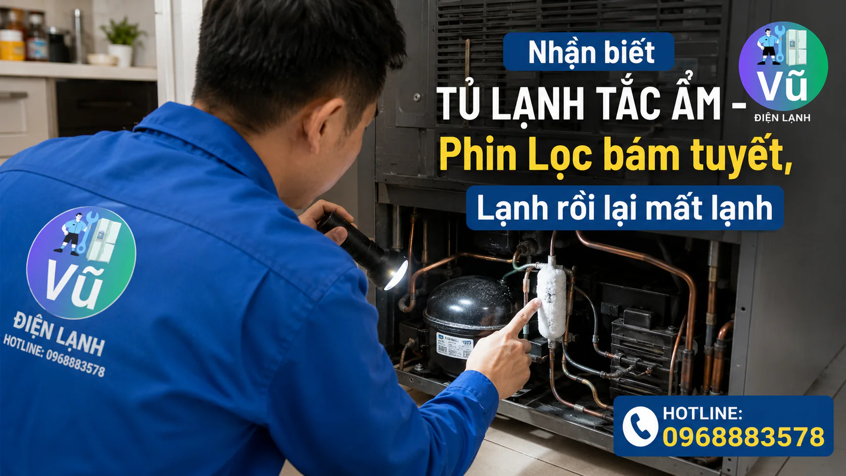 Kỹ thuật viên Vũ Điện Lạnh kiểm tra phin lọc gas bị đọng sương và đóng tuyết, dấu hiệu đặc trưng của lỗi tủ lạnh tắc ẩm.