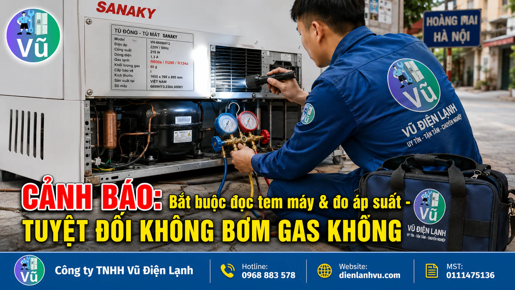 Kỹ thuật viên Vũ Điện Lạnh kiểm tra tem thông số loại gas và sử dụng đồng hồ đo áp suất để chẩn đoán chính xác hệ thống kín của tủ đông Sanaky.