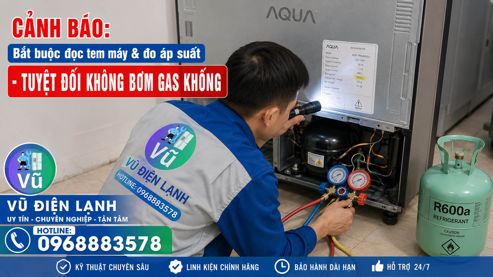 Kỹ thuật viên Vũ Điện Lạnh kiểm tra tem thông số loại gas và sử dụng đồng hồ đo áp suất để chẩn đoán chính xác hệ thống kín của tủ lạnh Aqua.