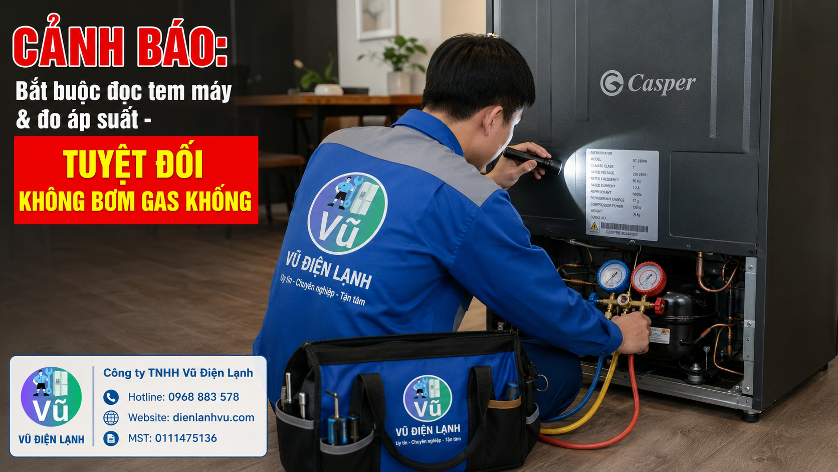 Kỹ thuật viên Vũ Điện Lạnh kiểm tra tem thông số loại gas và sử dụng đồng hồ đo áp suất để chẩn đoán chính xác hệ thống kín của tủ lạnh Casper.