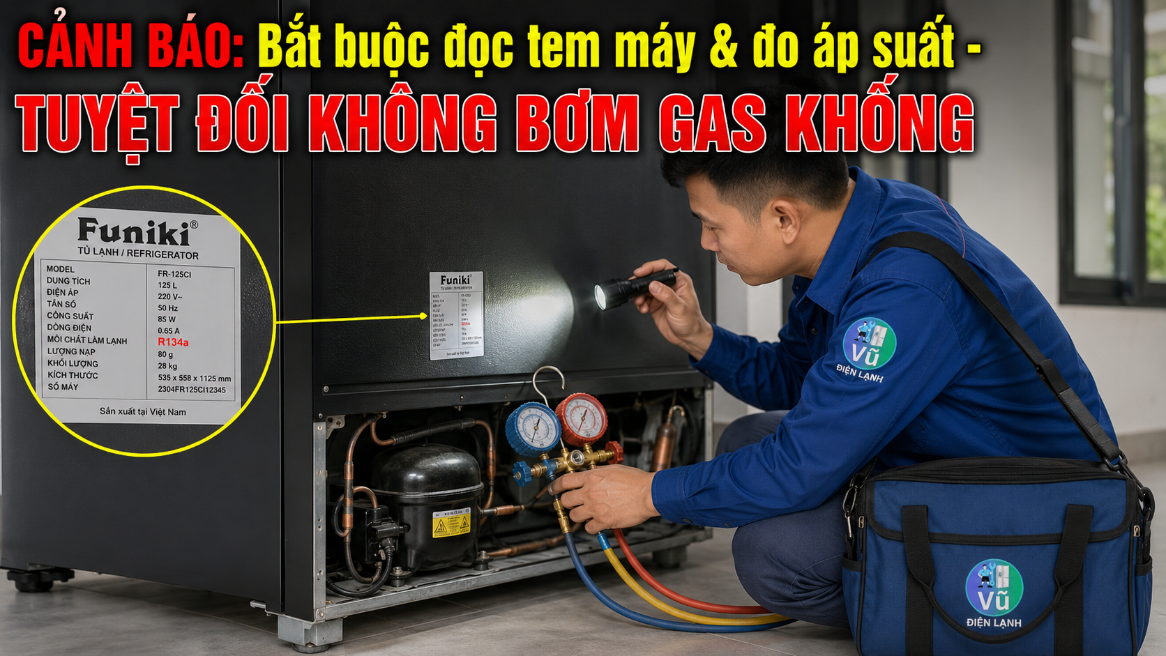 Kỹ thuật viên Vũ Điện Lạnh kiểm tra tem thông số loại gas và sử dụng đồng hồ đo áp suất để chẩn đoán chính xác hệ thống kín của tủ lạnh Funiki.