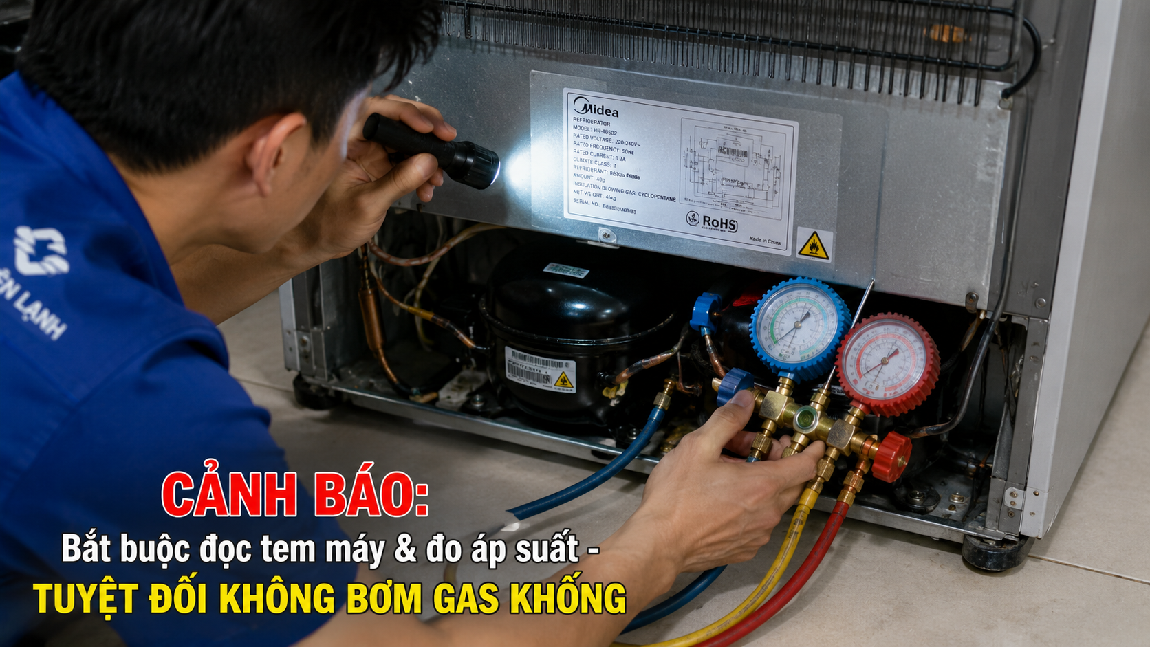Kỹ thuật viên Vũ Điện Lạnh kiểm tra tem thông số loại gas và sử dụng đồng hồ đo áp suất để chẩn đoán chính xác hệ thống kín của tủ lạnh Midea.