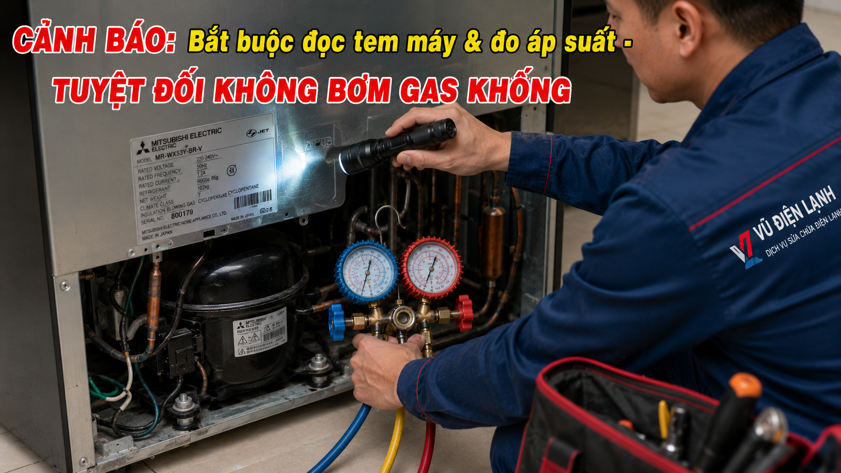 Kỹ thuật viên Vũ Điện Lạnh kiểm tra tem thông số loại gas và sử dụng đồng hồ đo áp suất để chẩn đoán chính xác hệ thống kín của tủ lạnh Mitsubishi.