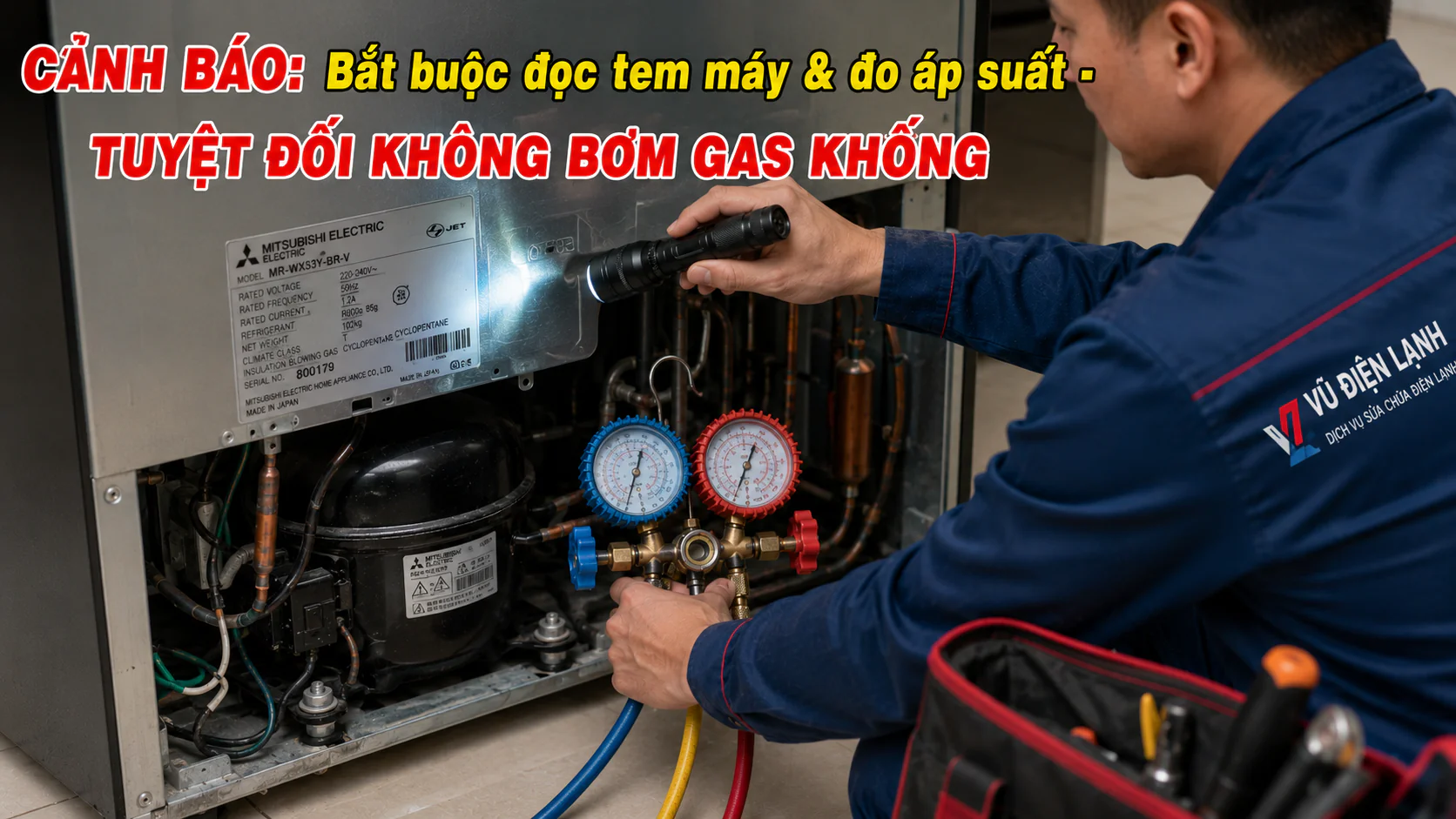 Kỹ thuật viên Vũ Điện Lạnh kiểm tra tem thông số loại gas và sử dụng đồng hồ đo áp suất để chẩn đoán chính xác hệ thống kín của tủ lạnh Mitsubishi.