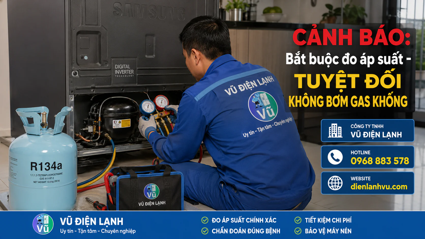 Kỹ thuật viên Vũ Điện Lạnh sử dụng đồng hồ đo áp suất để kiểm tra hệ thống lạnh tủ Samsung, cam kết nói không với chiêu trò bơm gas khống.
