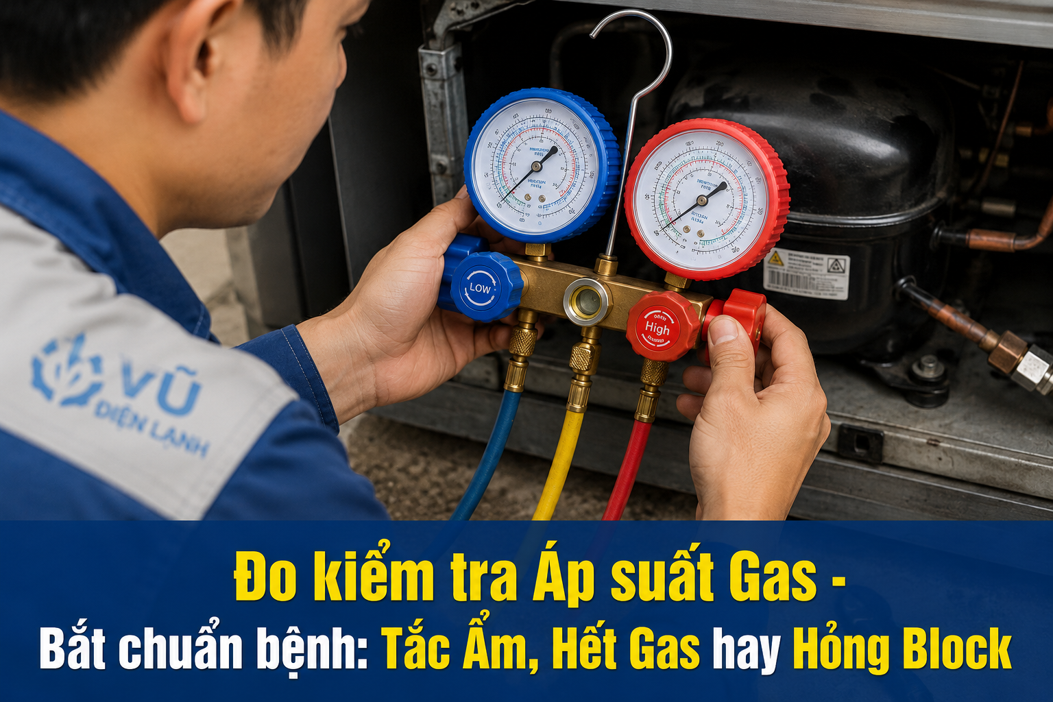 Kỹ thuật viên sử dụng đồng hồ đo áp suất gas chuyên dụng để chẩn đoán phân biệt tủ lạnh bị tắc ẩm, hết gas hay hỏng block.