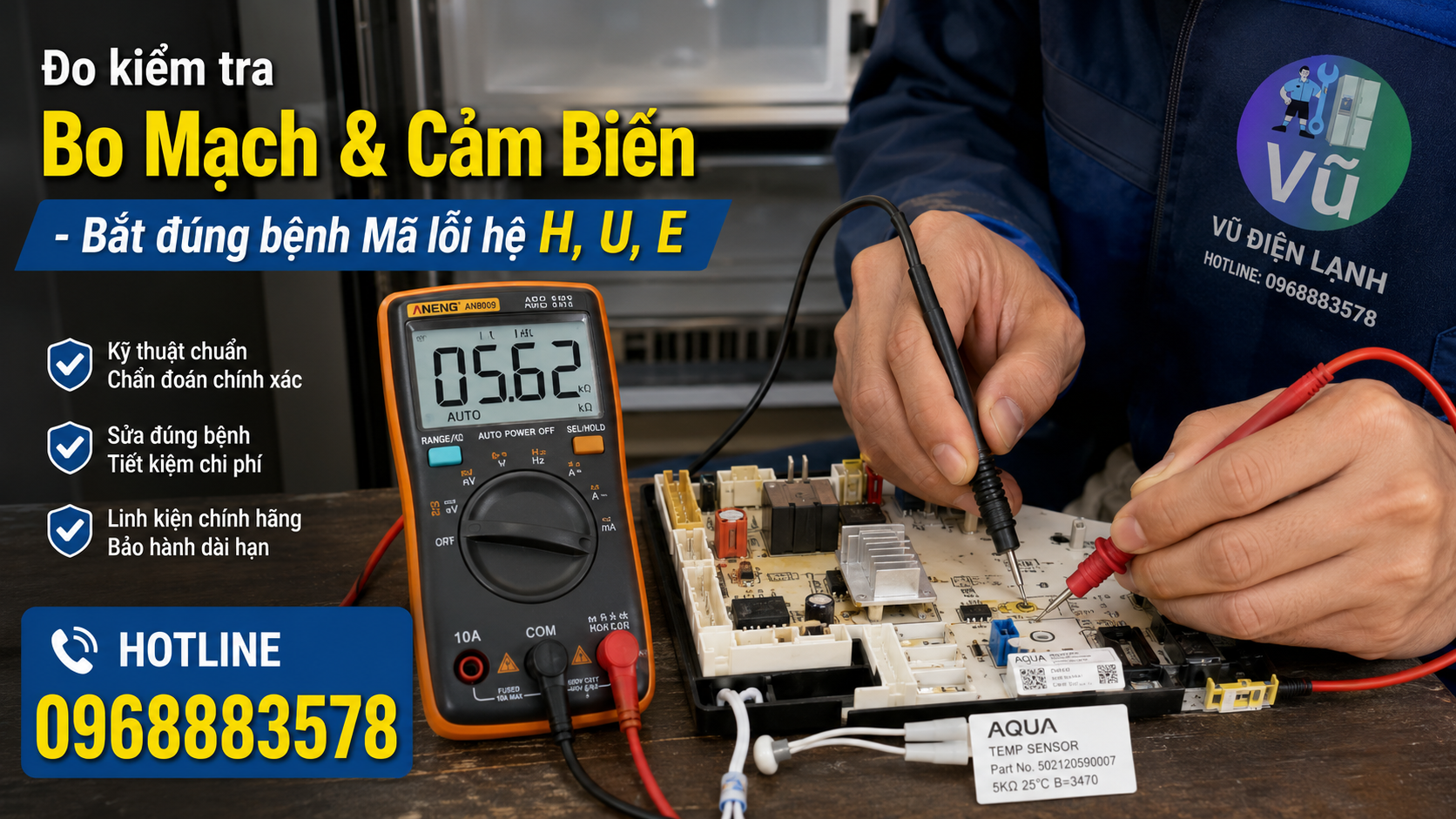Kỹ thuật viên sử dụng đồng hồ VOM chuyên dụng để đo kiểm tra cảm biến và bo mạch khi tủ lạnh Aqua báo lỗi chớp đèn.