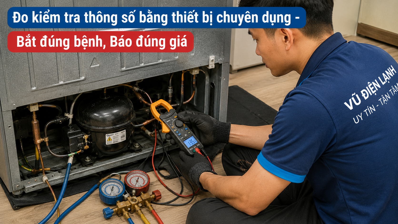 Kỹ thuật viên sử dụng đồng hồ đo áp suất và Ampe kìm chuyên dụng để kiểm tra lốc máy và hệ thống gas khi tủ lạnh không đông đá.
