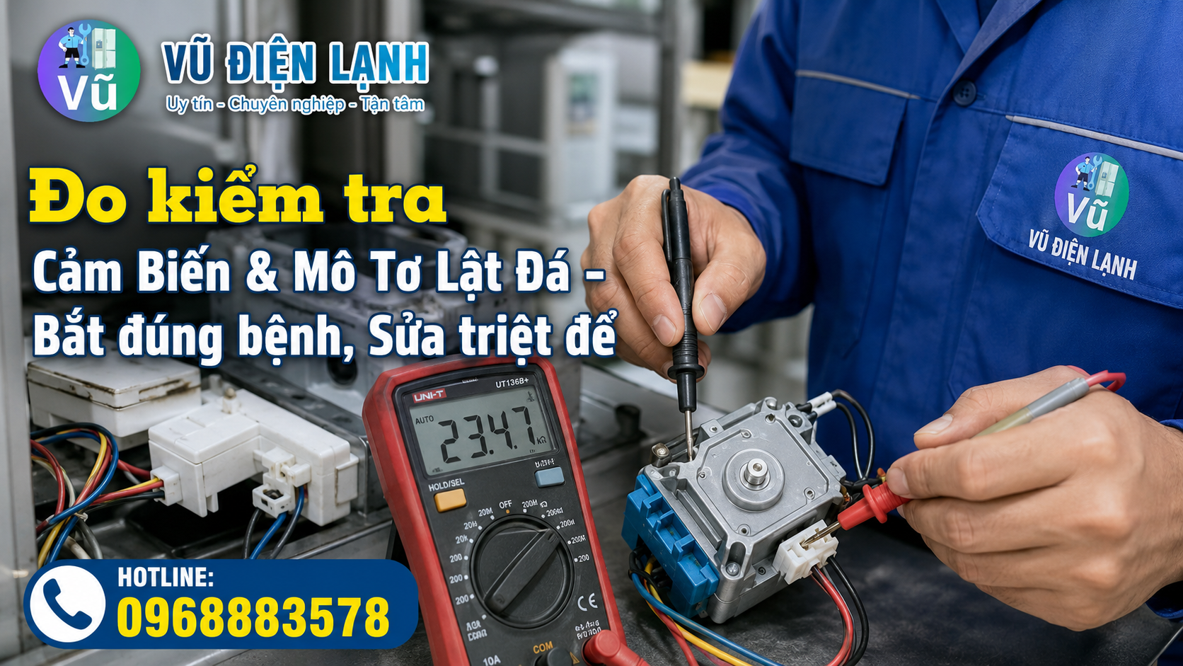 Kỹ thuật viên sử dụng đồng hồ đo điện chuyên dụng để kiểm tra mô tơ lật đá và cảm biến nhiệt độ ngăn đông tủ lạnh.