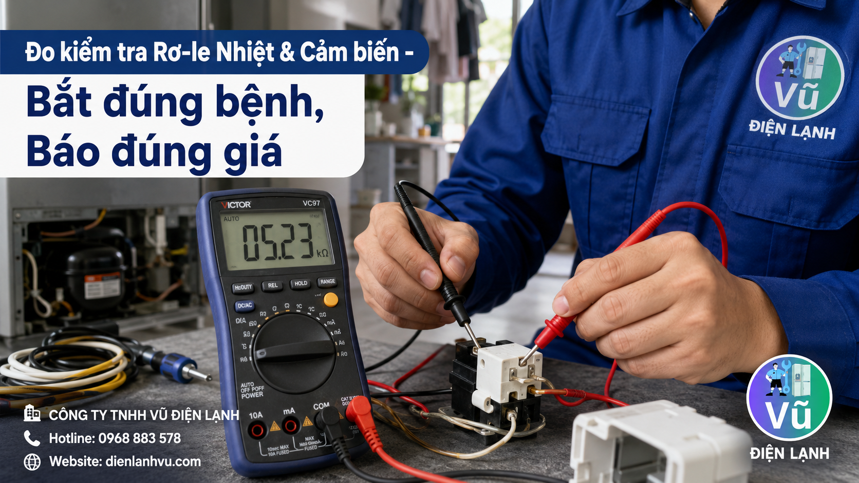 Kỹ thuật viên sử dụng đồng hồ đo điện VOM chuyên dụng để kiểm tra rơ le nhiệt độ khi tủ lạnh chạy liên tục không ngắt.