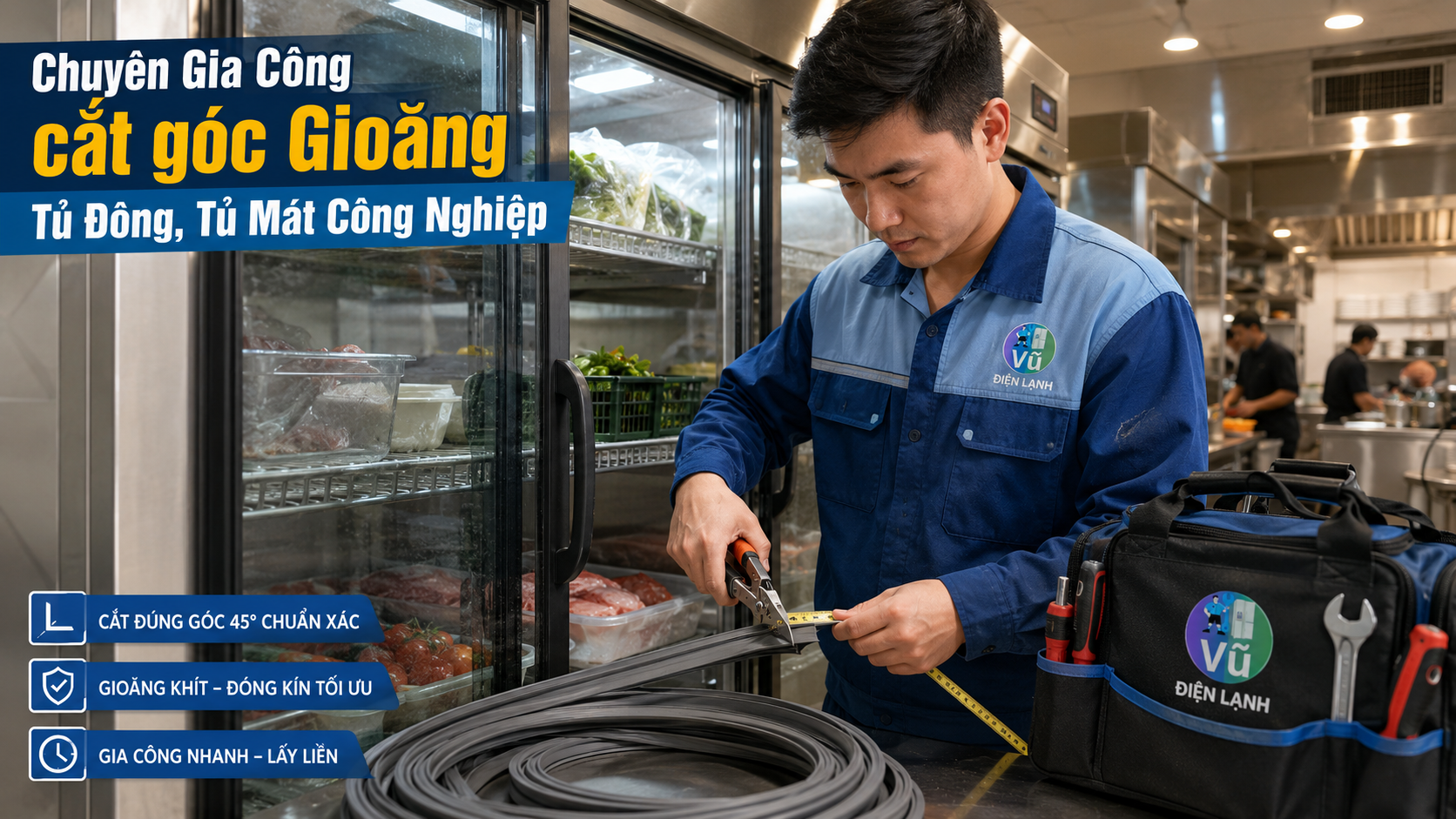Kỹ thuật viên Vũ Điện Lạnh tiến hành đo đạc và cắt ghép góc thủ công để thay gioăng cho tủ mát công nghiệp tại nhà hàng.