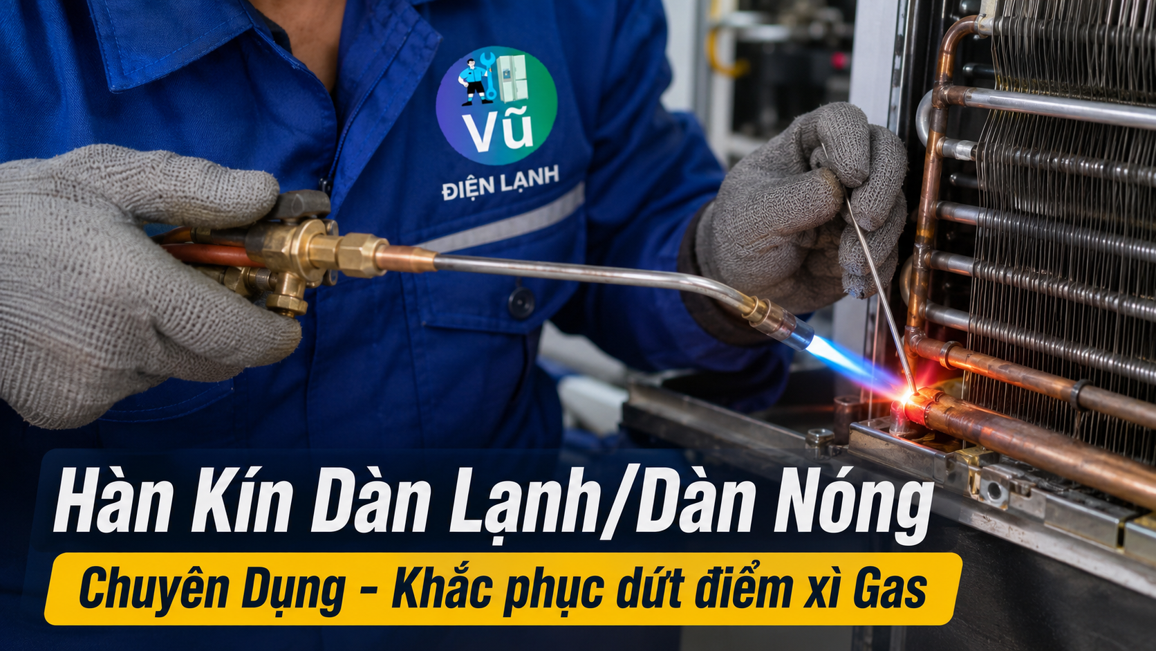 Kỹ thuật viên Vũ Điện Lạnh sử dụng mỏ hàn khò chuyên dụng để hàn kín lỗ thủng trên dàn lạnh tủ lạnh, tuyệt đối không dùng keo dán tạm thời.