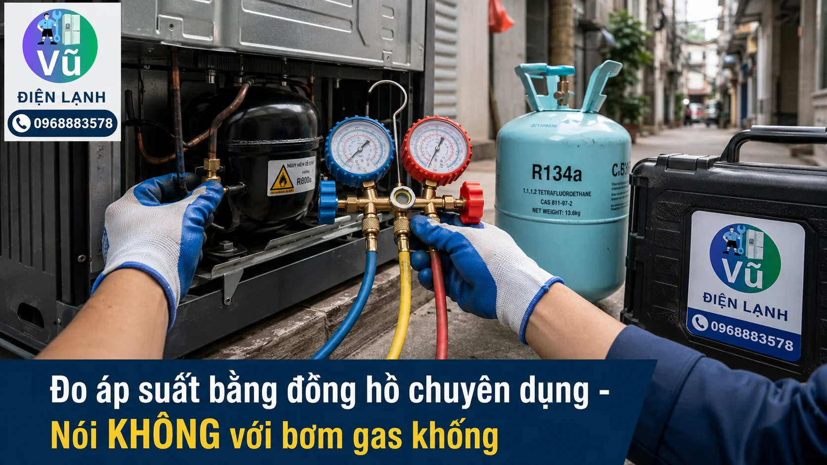 Thợ sửa tủ lạnh đang dùng đồng hồ đo áp suất để kiểm tra tình trạng gas, đảm bảo không bơm gas khống cho khách.