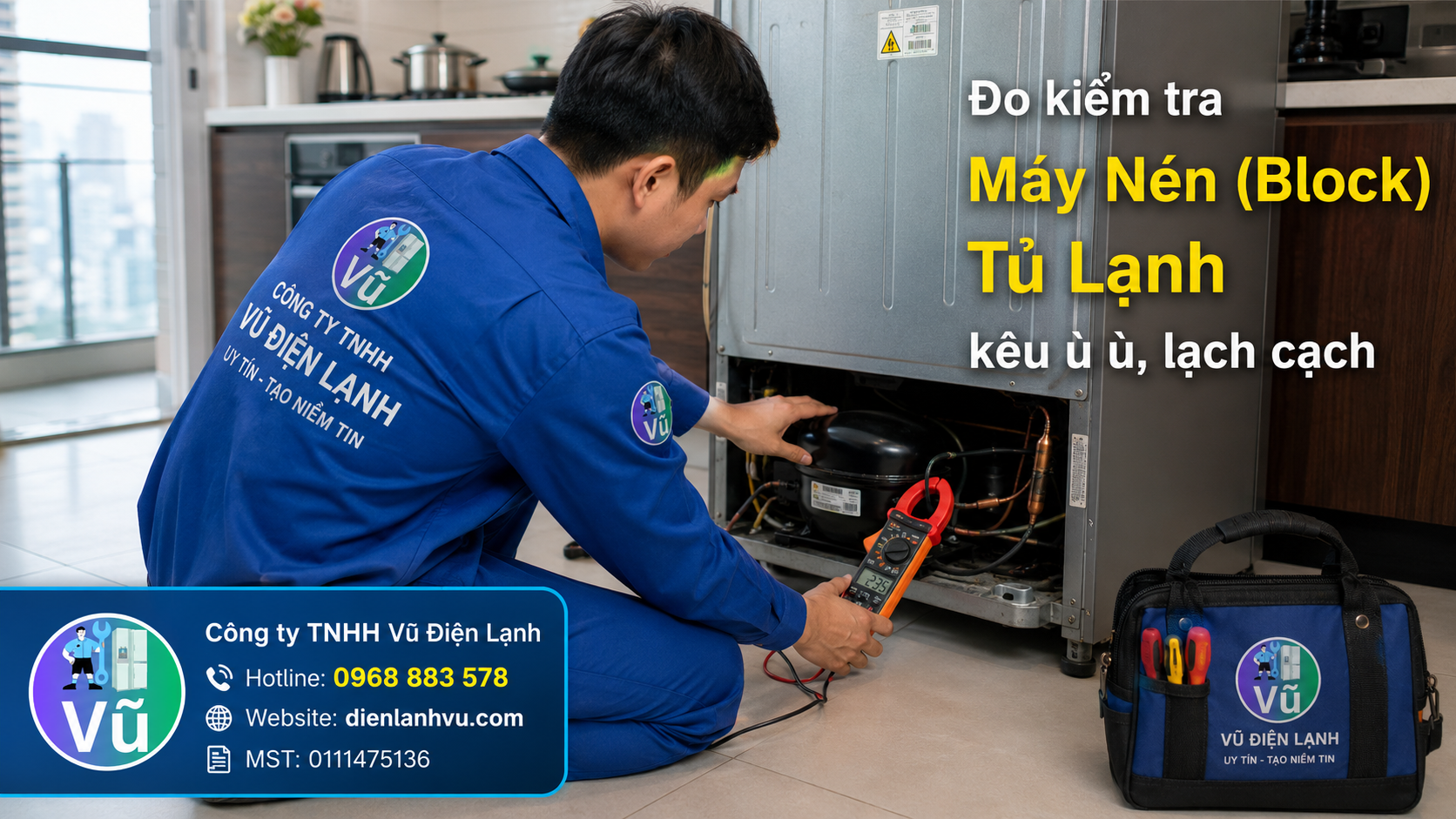 Kỹ thuật viên dùng đồng hồ chuyên dụng đo dòng block máy nén tủ lạnh kêu ù ù bất thường phía sau lưng.