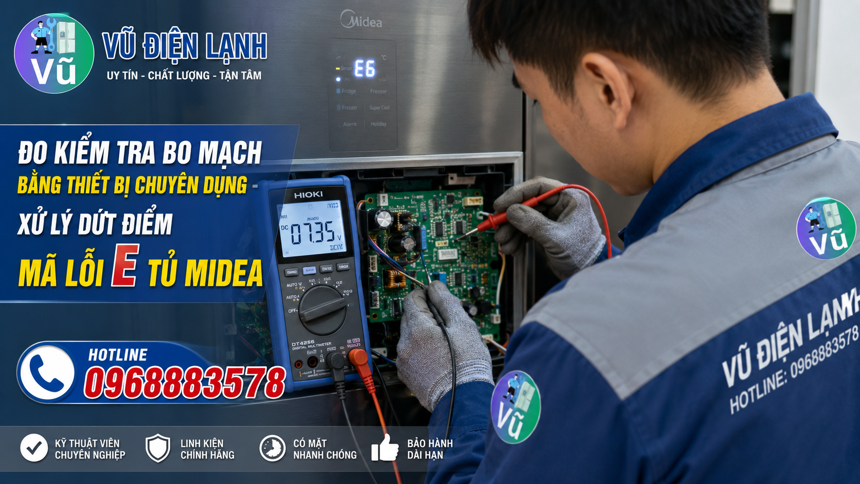 Thợ sửa chữa sử dụng đồng hồ đo điện tử chuyên dụng để kiểm tra chính xác nguyên nhân tủ lạnh Midea báo mã lỗi E1, E6 trên bo mạch.