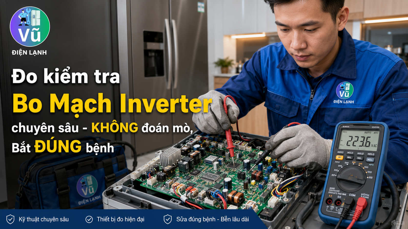Thợ sửa tủ lạnh sử dụng đồng hồ đo điện tử để chẩn đoán chính xác nguyên nhân lỗi bo mạch Inverter trên tủ Side by Side.