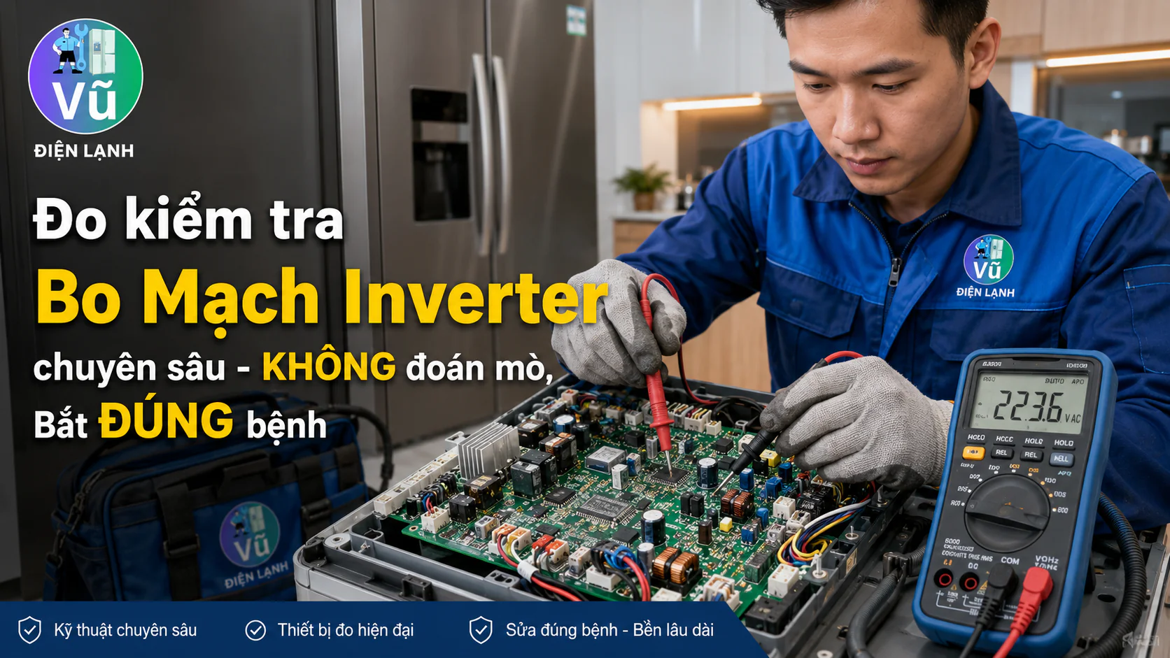 Thợ sửa tủ lạnh sử dụng đồng hồ đo điện tử để chẩn đoán chính xác nguyên nhân lỗi bo mạch Inverter trên tủ Side by Side.