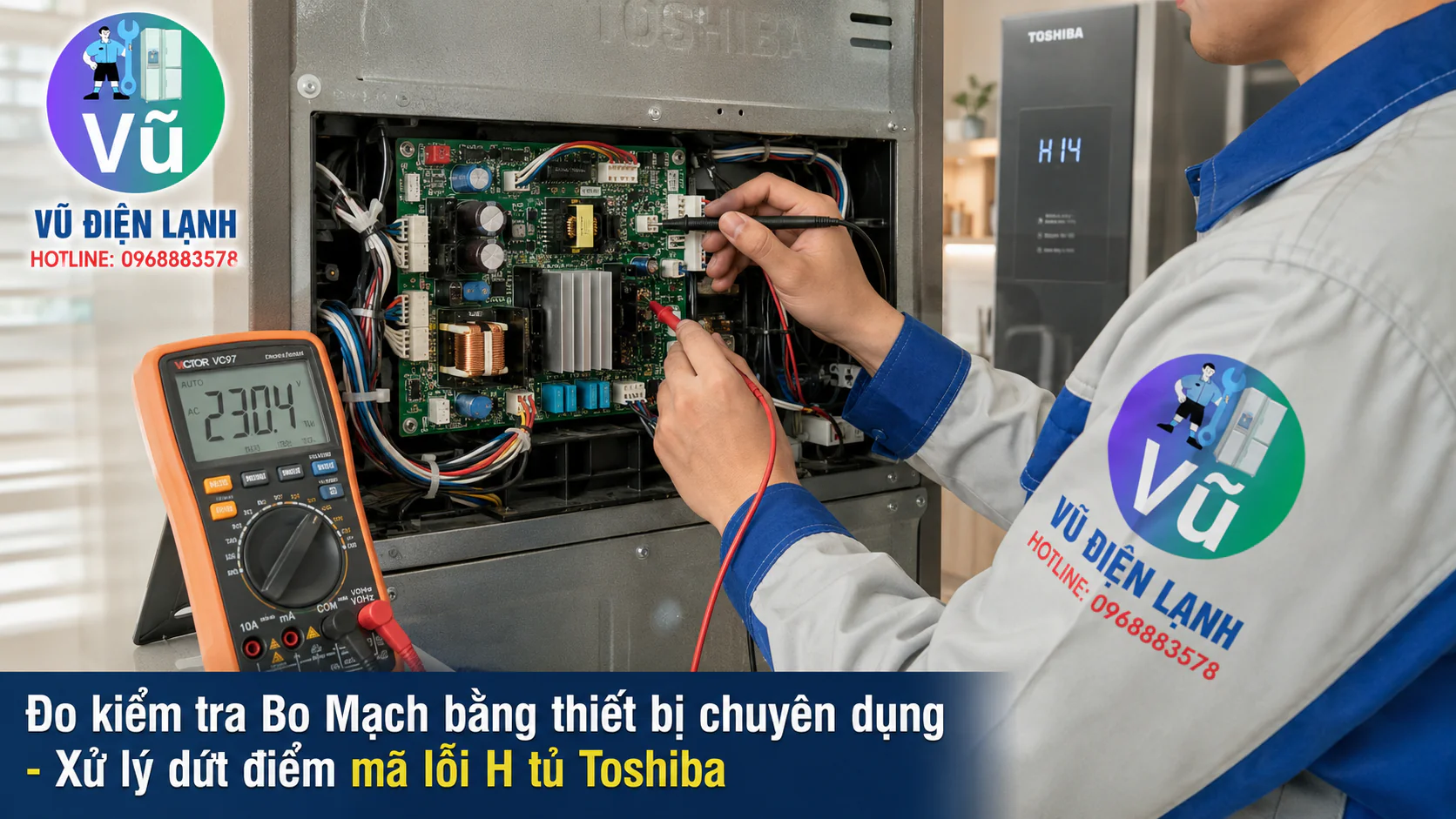 Thợ sửa chữa sử dụng đồng hồ đo điện tử chuyên dụng để kiểm tra chính xác nguyên nhân tủ lạnh Toshiba báo mã lỗi H14, H16 trên bo mạch Inverter.