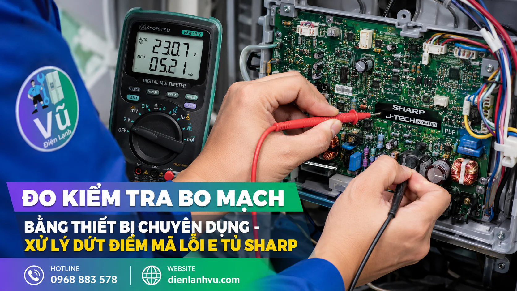 Thợ sửa chữa sử dụng đồng hồ đo điện tử chuyên dụng để kiểm tra chính xác nguyên nhân tủ lạnh Sharp báo mã lỗi E18, E21 trên bo mạch Inverter.