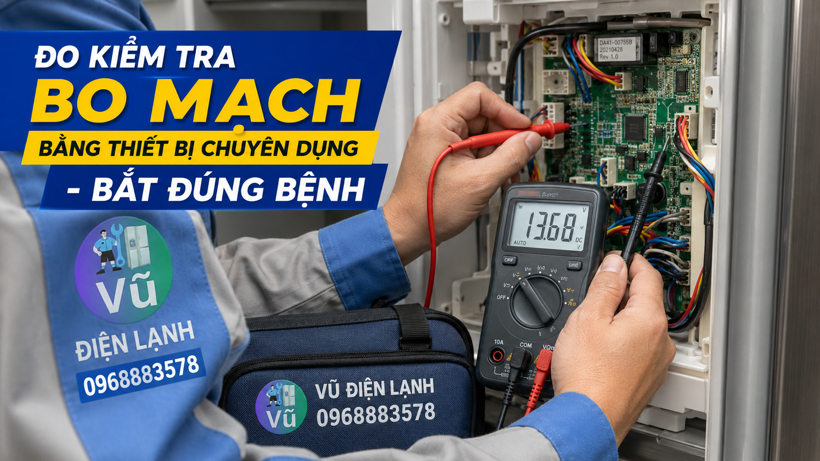 Kỹ thuật viên sử dụng đồng hồ đo điện tử để kiểm tra chính xác nguyên nhân lỗi bo mạch tủ lạnh không lên nguồn.