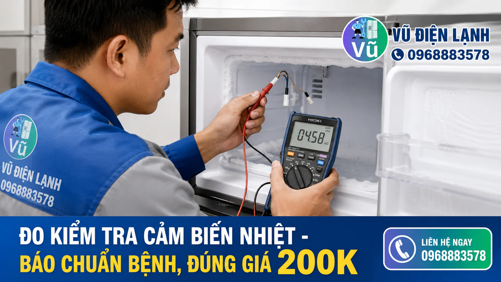 Thợ sửa tủ lạnh sử dụng đồng hồ đo điện tử để kiểm tra chính xác lỗi hỏng cảm biến nhiệt làm ngăn đá không đông.