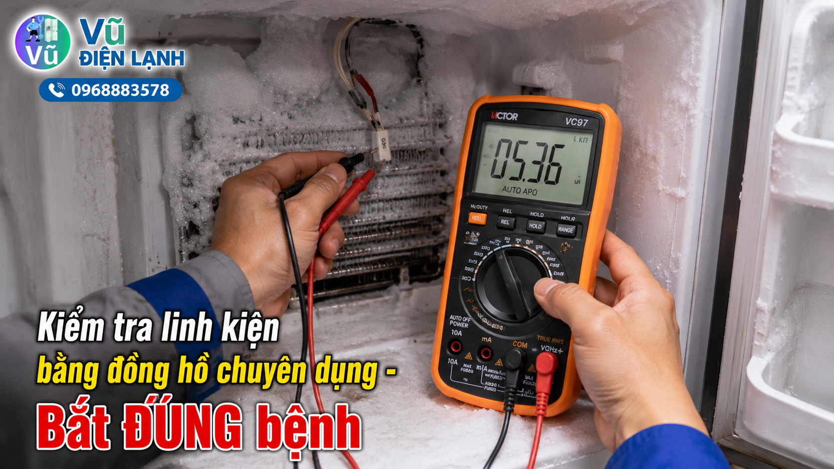 Thợ sửa tủ lạnh sử dụng đồng hồ đo điện tử chuyên dụng để kiểm tra chính xác nguyên nhân hỏng hệ thống xả đá làm ngăn mát không lạnh.