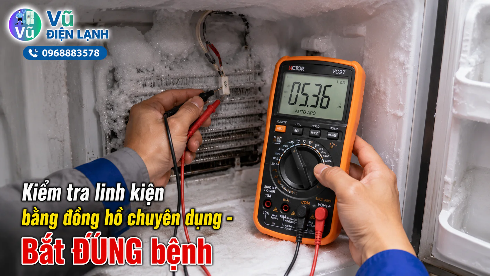 Thợ sửa tủ lạnh sử dụng đồng hồ đo điện tử chuyên dụng để kiểm tra chính xác nguyên nhân hỏng hệ thống xả đá làm ngăn mát không lạnh.