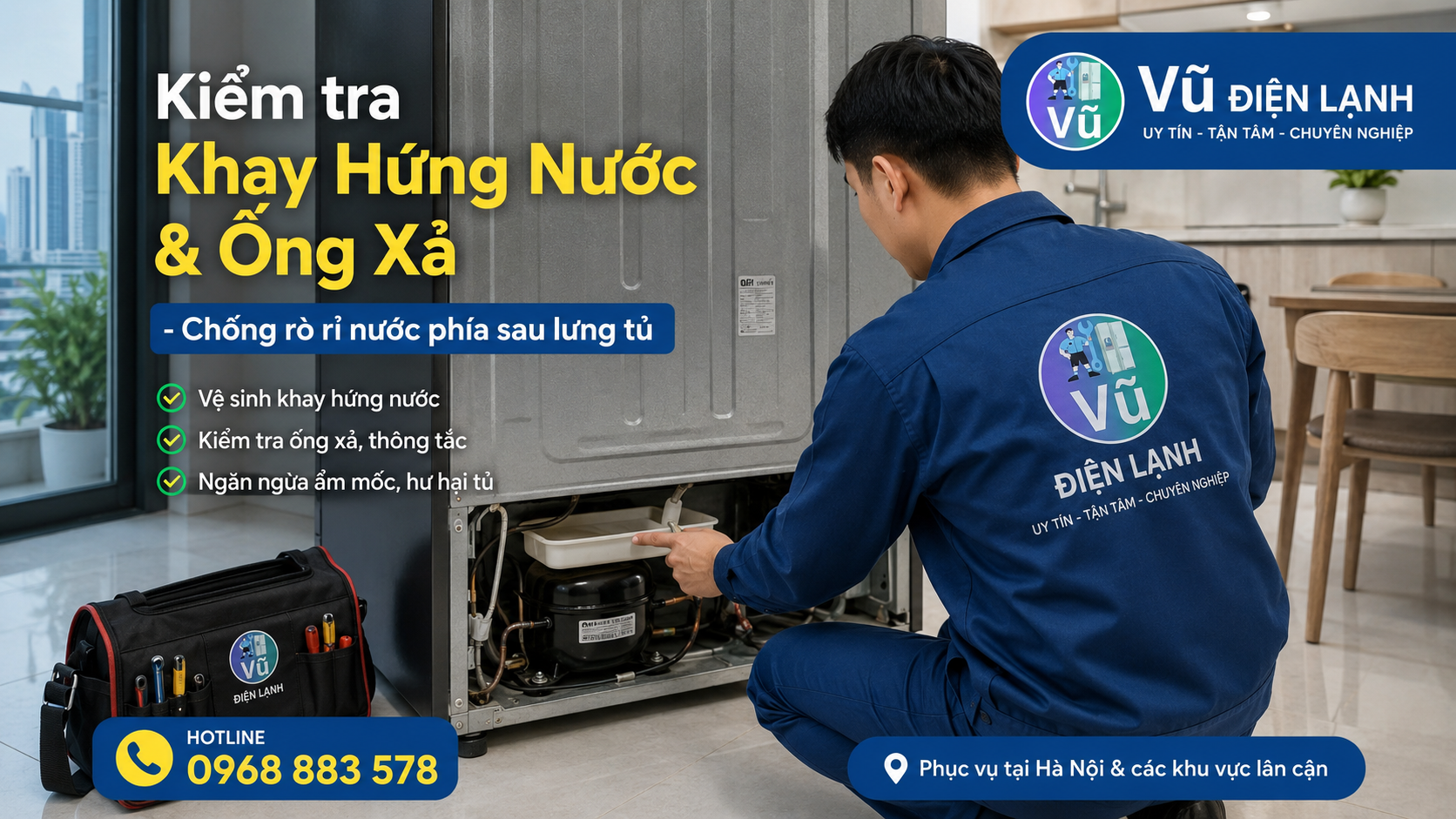Thợ sửa tủ lạnh chuyên nghiệp đang kiểm tra khay hứng nước và ống xả phía sau lưng máy nén để xử lý lỗi chảy nước dưới gầm.