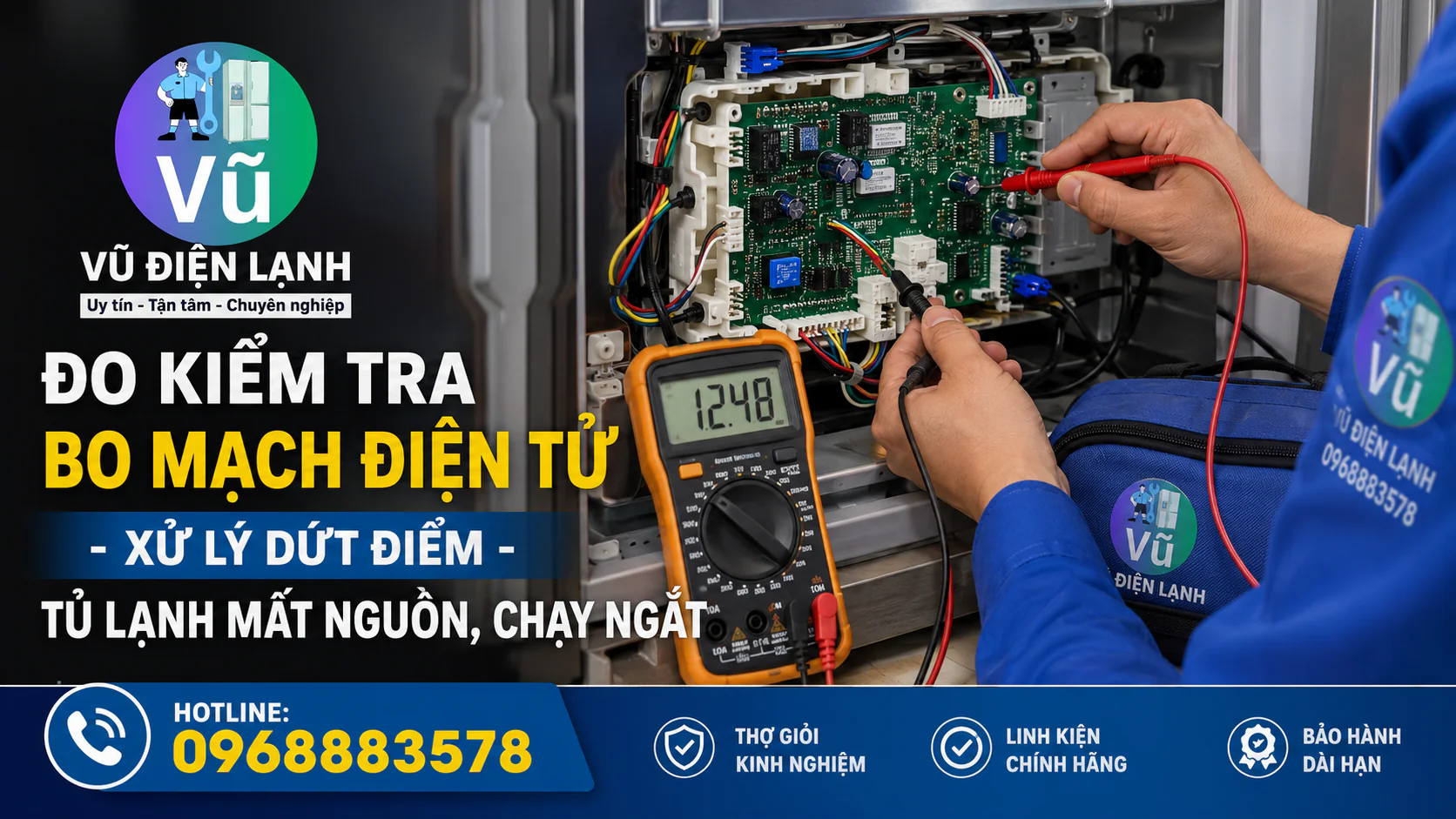 Thợ sửa tủ lạnh sử dụng thiết bị đo chuyên dụng để kiểm tra và khắc phục lỗi bo mạch điện tử Inverter khiến tủ lạnh mất nguồn.