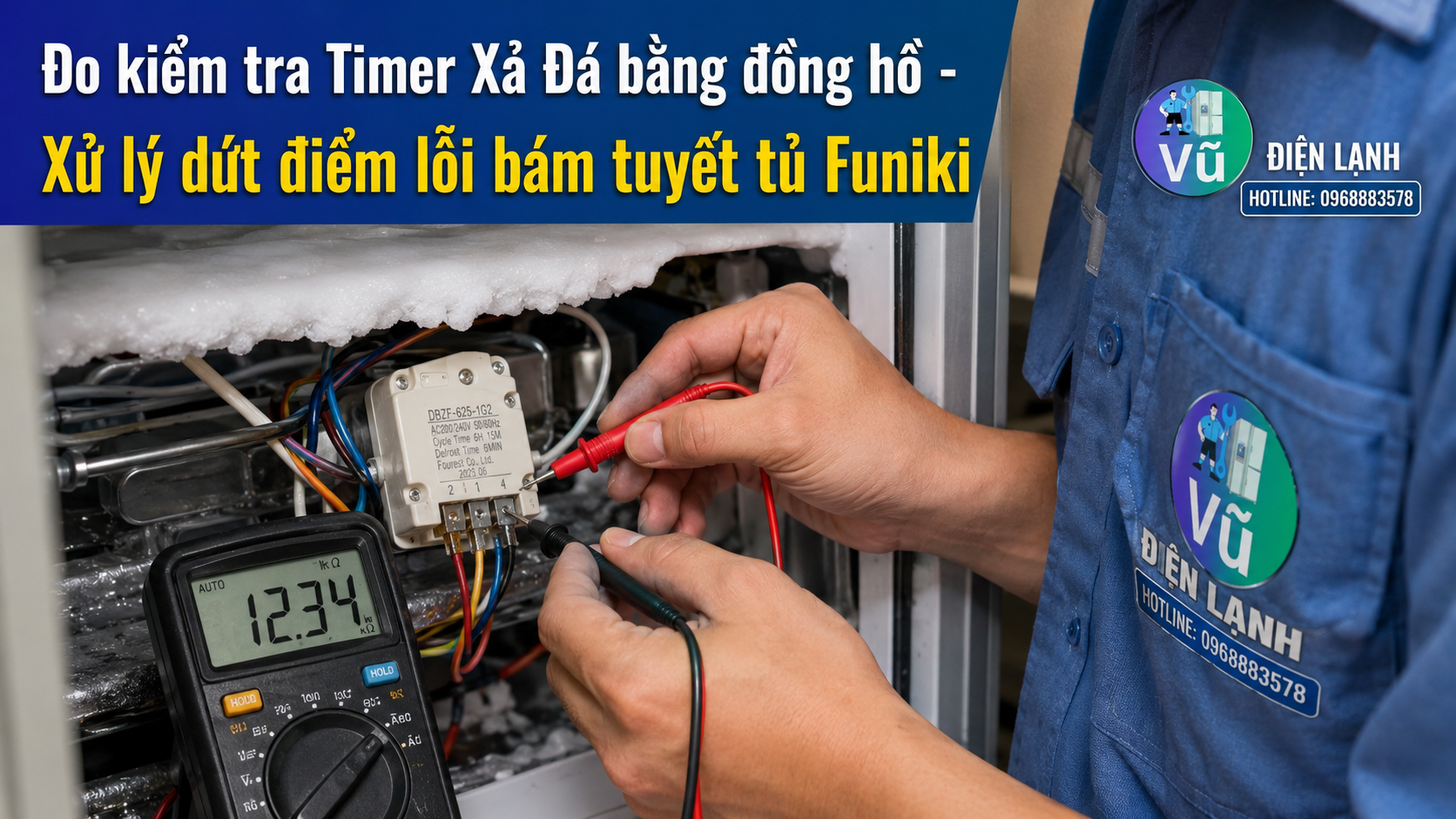 Thợ sửa chữa sử dụng đồng hồ điện tử chuyên dụng để kiểm tra timer xả đá, xử lý dứt điểm lỗi tủ lạnh Funiki bị đóng tuyết dày đặc.
