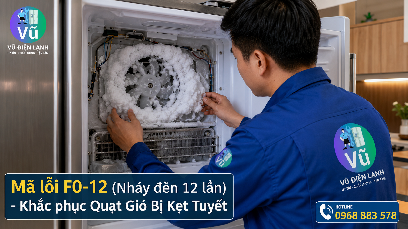 Thợ sửa chữa kiểm tra cánh quạt gió ngăn đông bị kẹt cứng do tuyết bám, nguyên nhân gây ra mã lỗi F0-12 trên tủ lạnh Hitachi.